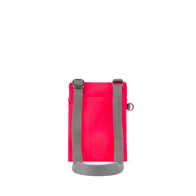 ROKA Chelsea Himbeerfarbene Tasche aus recyceltem Nylon
