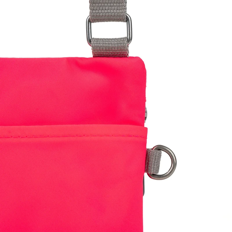 ROKA Chelsea Himbeerfarbene Tasche aus recyceltem Nylon