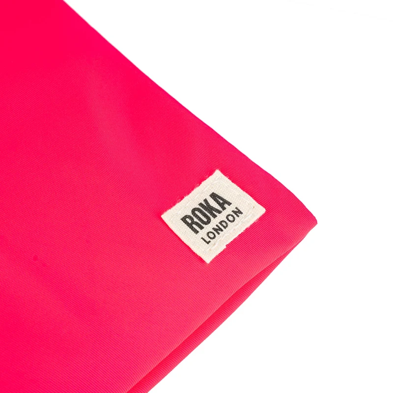 ROKA Chelsea Himbeerfarbene Tasche aus recyceltem Nylon