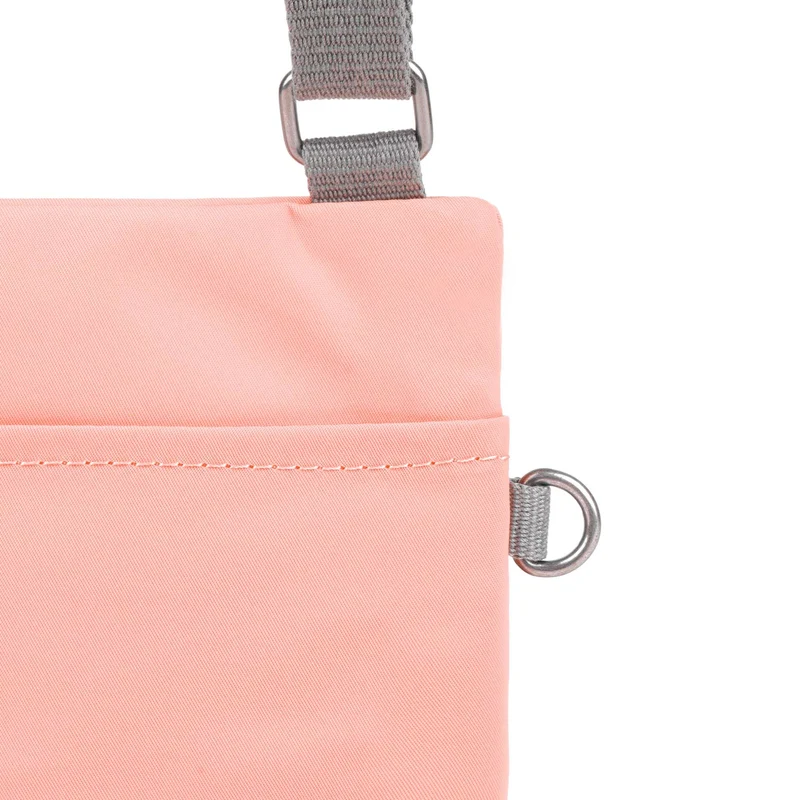 ROKA Chelsea Punch-Tasche aus recyceltem Nylon