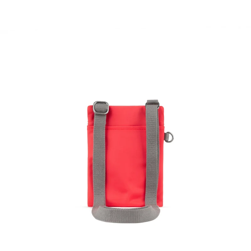ROKA Chelsea Poppy-Tasche aus recyceltem Nylon