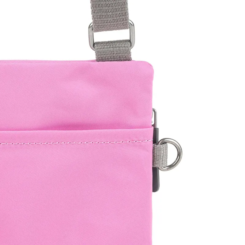 ROKA Chelsea Orchideen-Tasche aus recyceltem Nylon