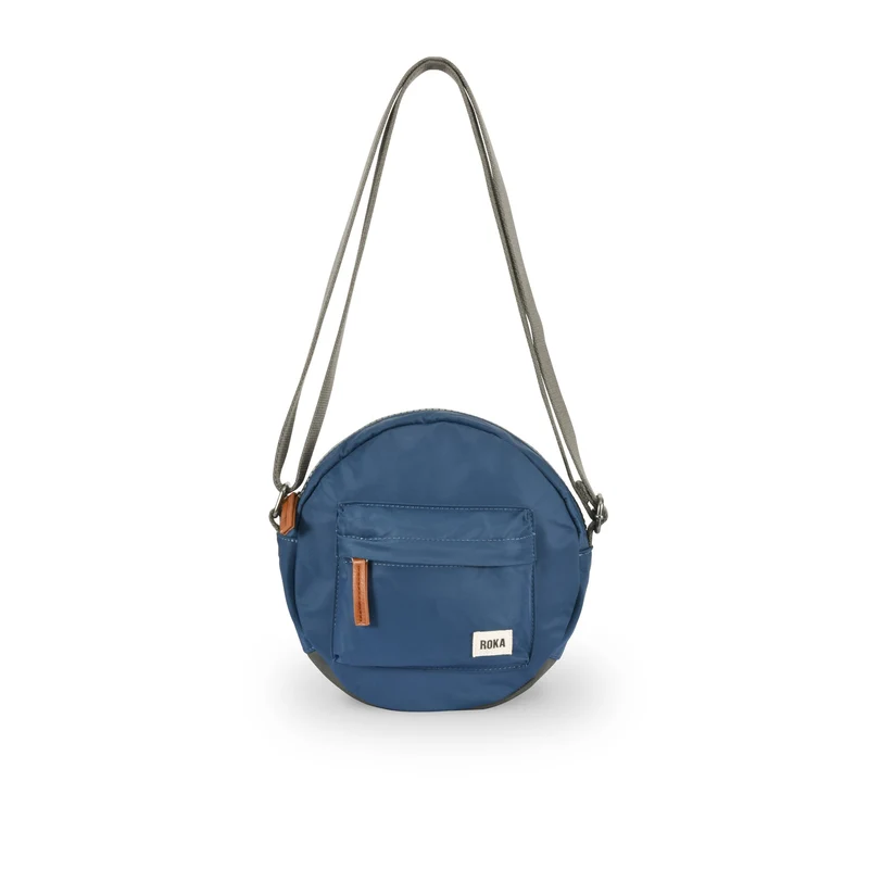 ROKA Paddington Kleine Tasche aus recyceltem Nylon – Pacific