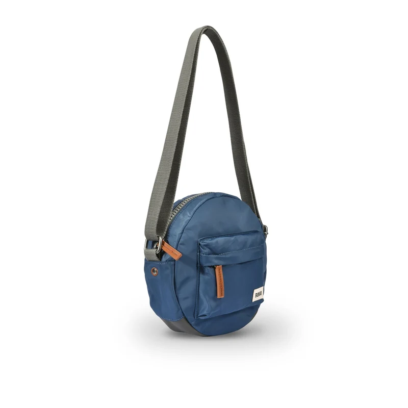 ROKA Paddington Kleine Tasche aus recyceltem Nylon – Pacific