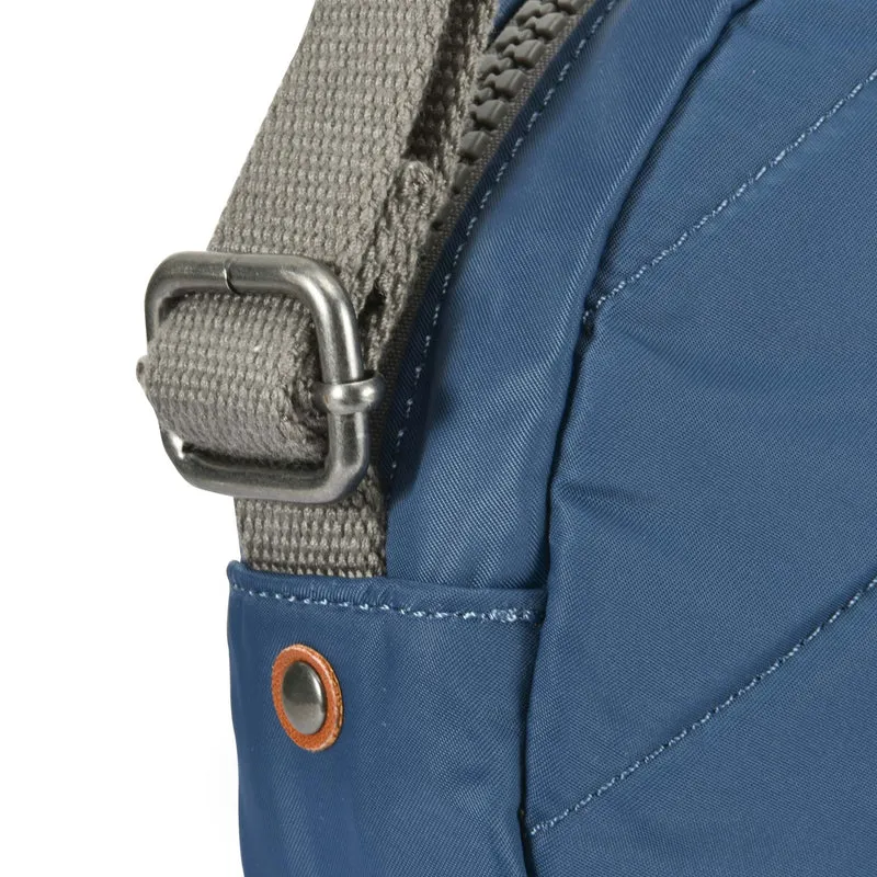 ROKA Paddington Kleine Tasche aus recyceltem Nylon – Pacific