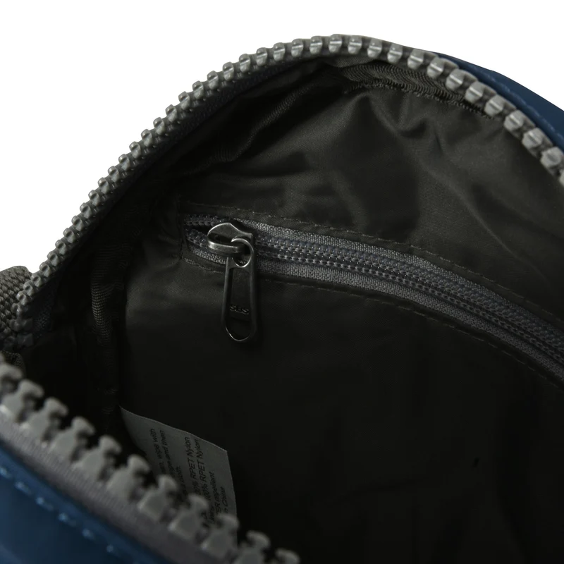 ROKA Paddington Kleine Tasche aus recyceltem Nylon – Pacific
