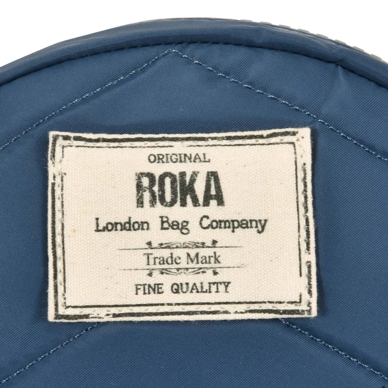 ROKA Paddington Kleine Tasche aus recyceltem Nylon – Pacific