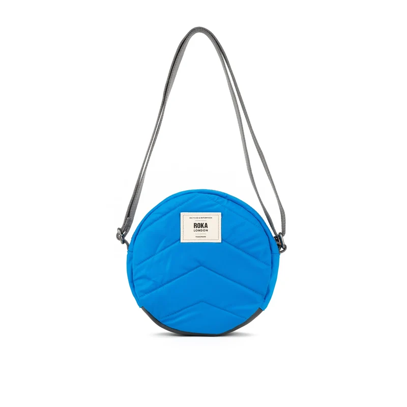 ROKA Paddington Kleine Tasche aus recyceltem Nylon – Neonblau