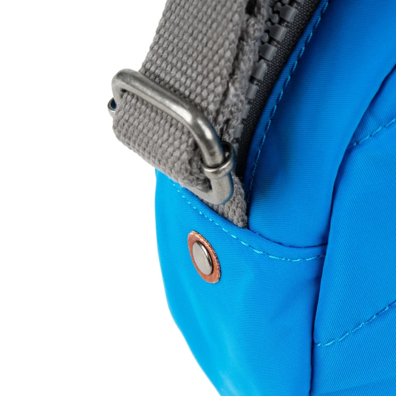 ROKA Paddington Kleine Tasche aus recyceltem Nylon – Neonblau
