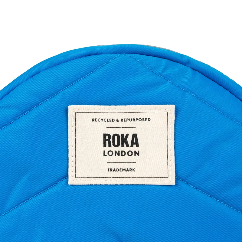 ROKA Paddington Kleine Tasche aus recyceltem Nylon – Neonblau