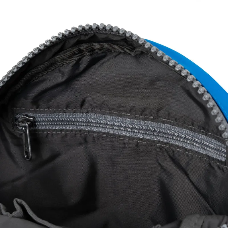ROKA Paddington Kleine Tasche aus recyceltem Nylon – Neonblau