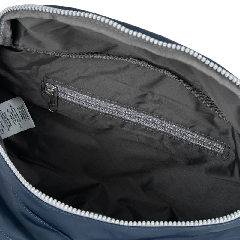 ROKA Ovale M XL-Tasche aus recyceltem Nylon - Mitternacht