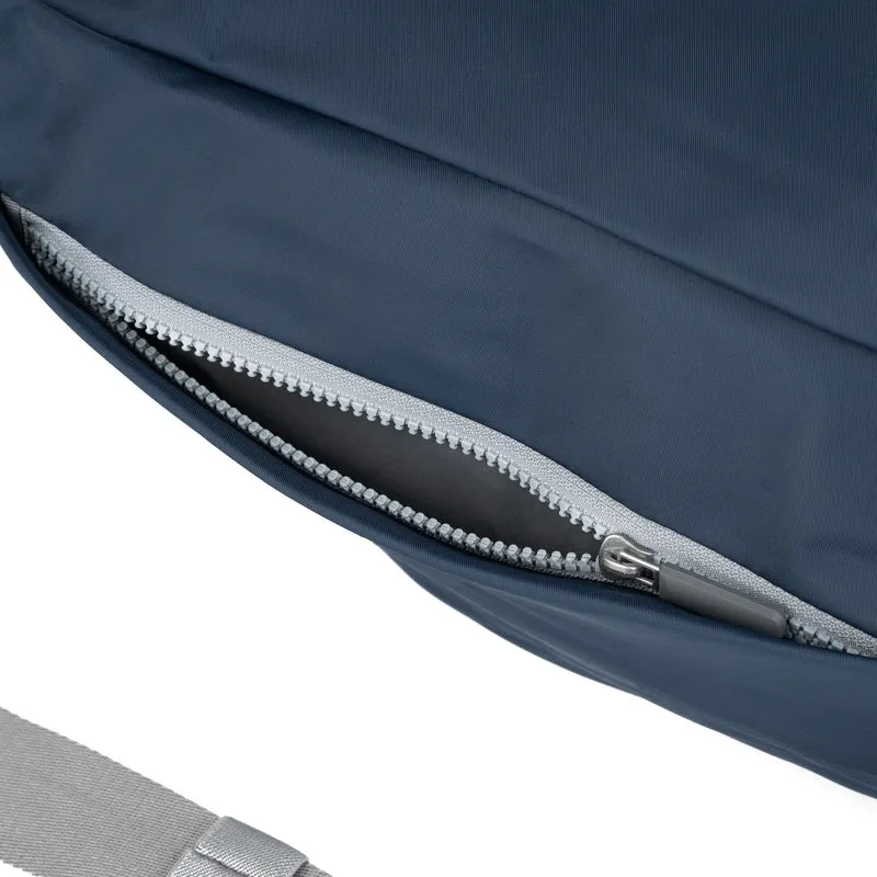 ROKA Ovale M XL-Tasche aus recyceltem Nylon - Mitternacht