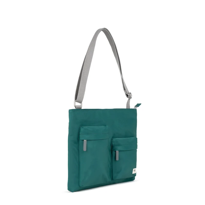 ROKA Mittelgroße Tasche Moorgate M aus recyceltem Nylon - Blaugrün