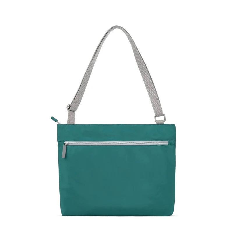 ROKA Mittelgroße Tasche Moorgate M aus recyceltem Nylon - Blaugrün