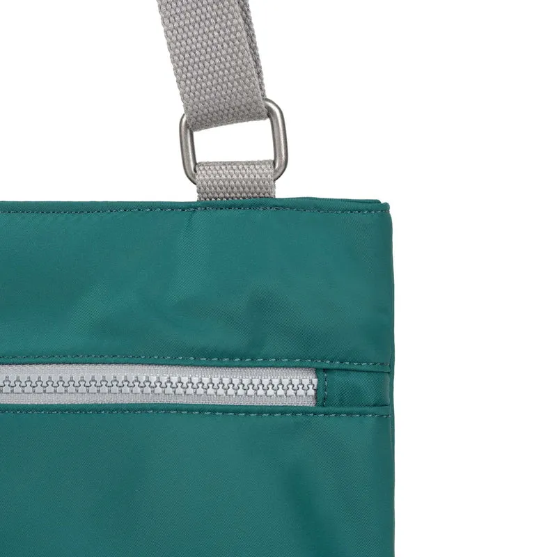 ROKA Mittelgroße Tasche Moorgate M aus recyceltem Nylon - Blaugrün