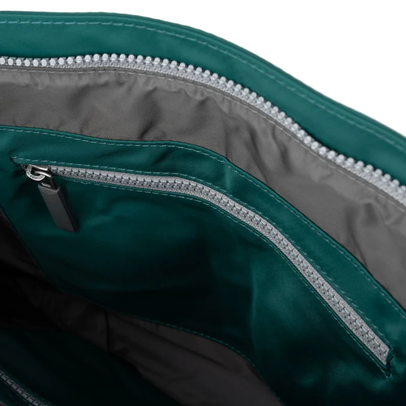 ROKA Mittelgroße Tasche Moorgate M aus recyceltem Nylon - Blaugrün