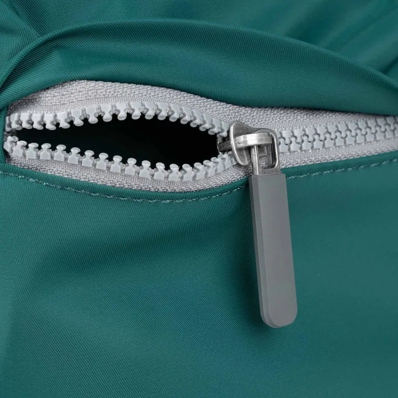 ROKA Mittelgroße Tasche Moorgate M aus recyceltem Nylon - Blaugrün