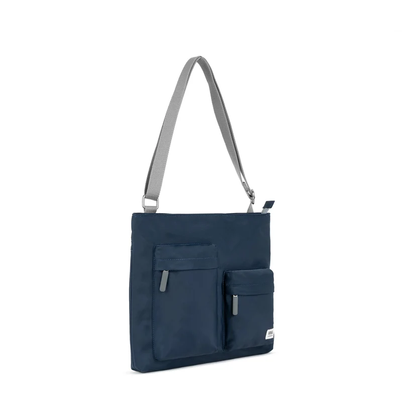ROKA Mittelgroße Tasche Moorgate M aus recyceltem Nylon - Mitternacht