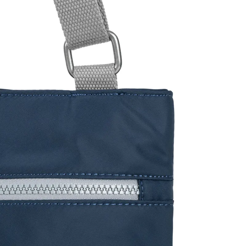 ROKA Mittelgroße Tasche Moorgate M aus recyceltem Nylon - Mitternacht