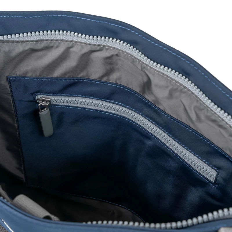 ROKA Mittelgroße Tasche Moorgate M aus recyceltem Nylon - Mitternacht