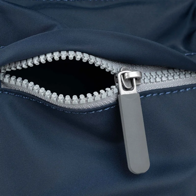 ROKA Mittelgroße Tasche Moorgate M aus recyceltem Nylon - Mitternacht
