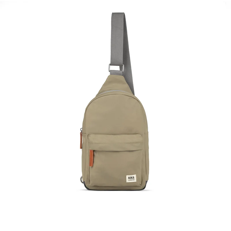 ROKA Willesden Große Tasche aus recyceltem Nylon – Taupe