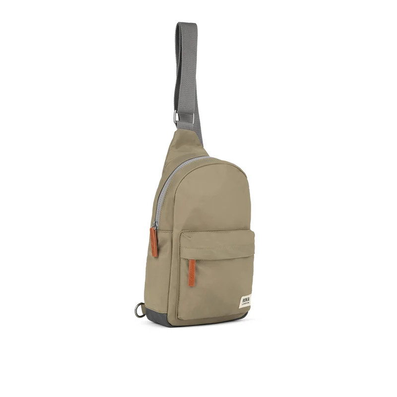 ROKA Willesden Große Tasche aus recyceltem Nylon – Taupe