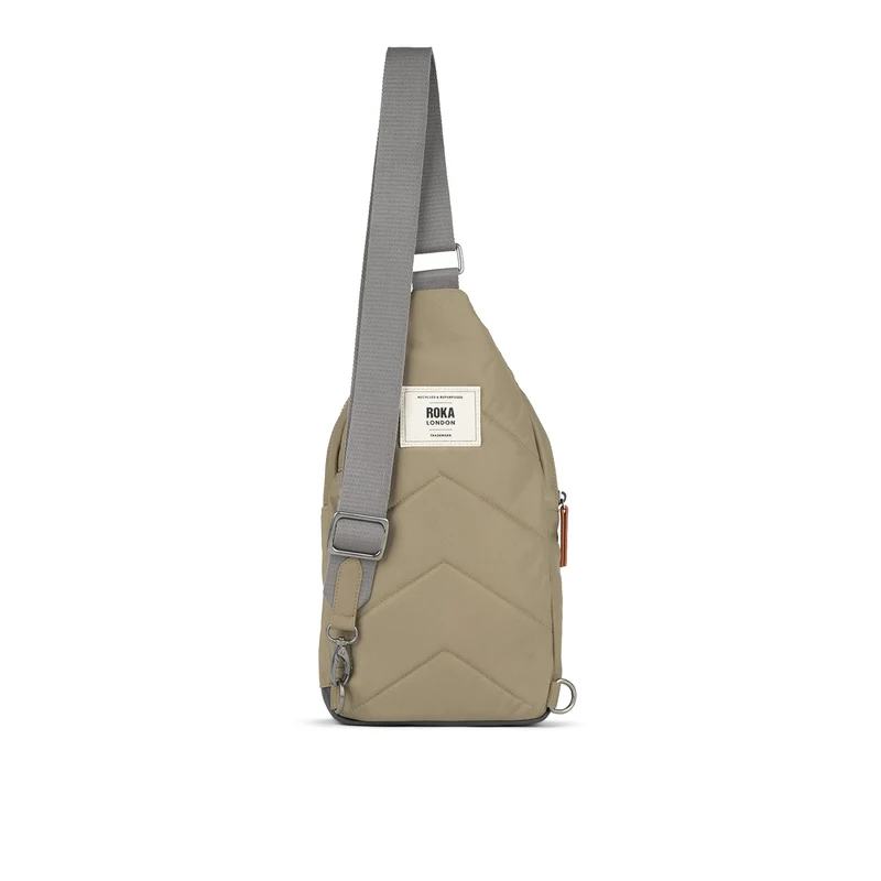 ROKA Willesden Große Tasche aus recyceltem Nylon – Taupe
