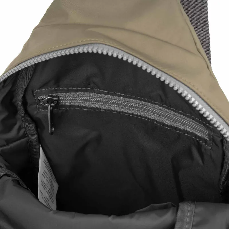 ROKA Willesden Große Tasche aus recyceltem Nylon – Taupe