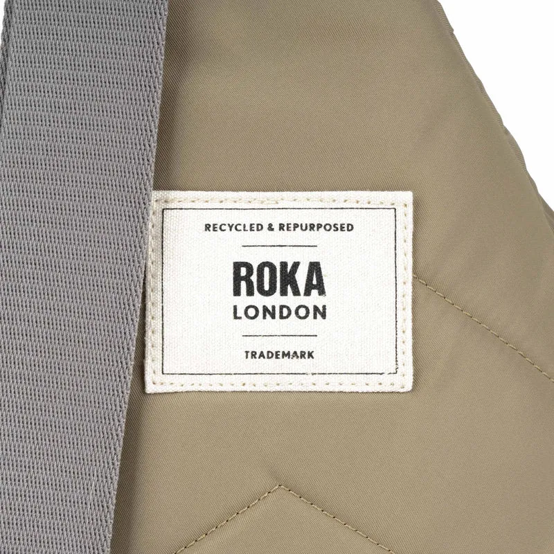 ROKA Willesden Große Tasche aus recyceltem Nylon – Taupe