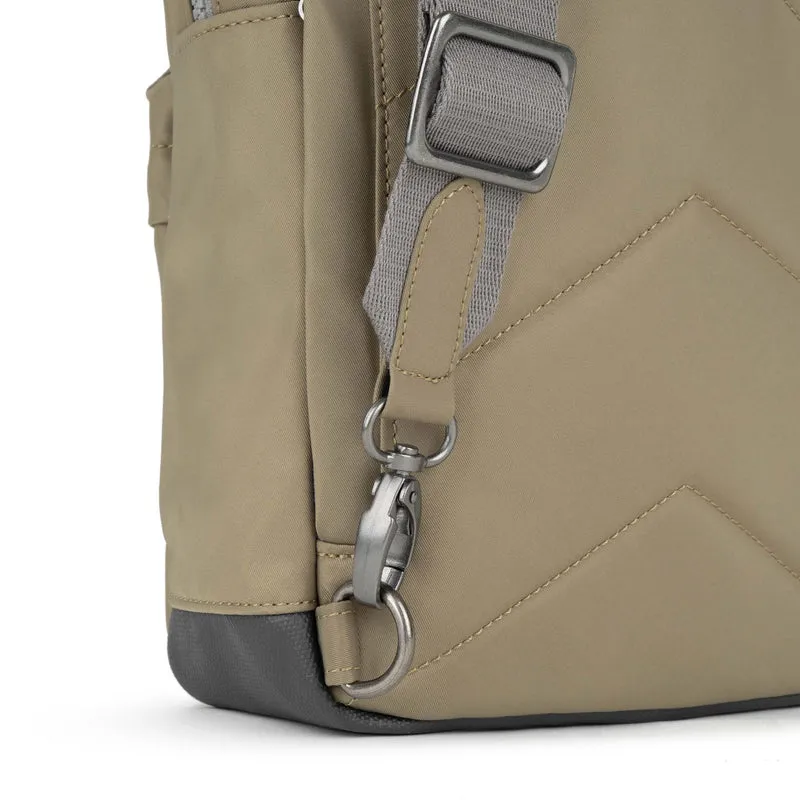 ROKA Willesden Große Tasche aus recyceltem Nylon – Taupe