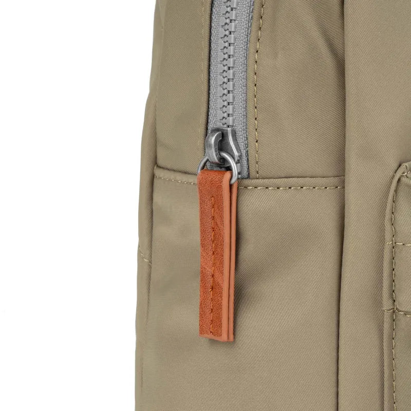 ROKA Willesden Große Tasche aus recyceltem Nylon – Taupe