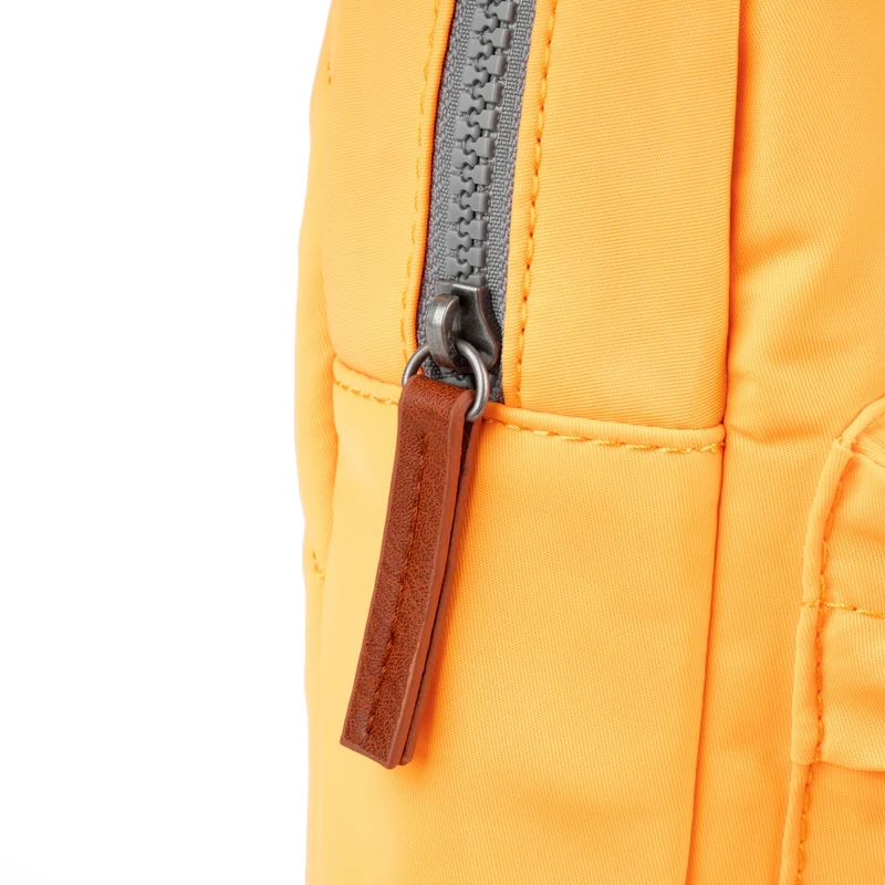 ROKA Willesden B Große Tasche aus recyceltem Nylon - Sorbet