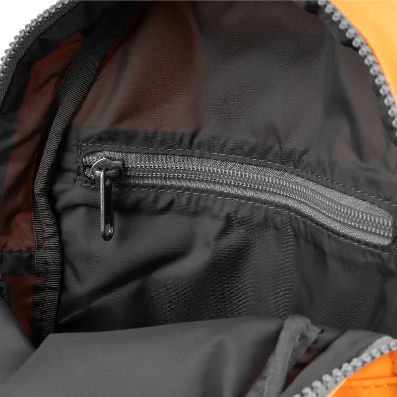 ROKA Willesden B Große Tasche aus recyceltem Nylon - Sorbet