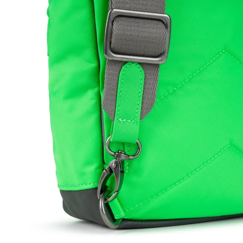 ROKA Willesden B Große Tasche aus recyceltem Nylon - Shamrock