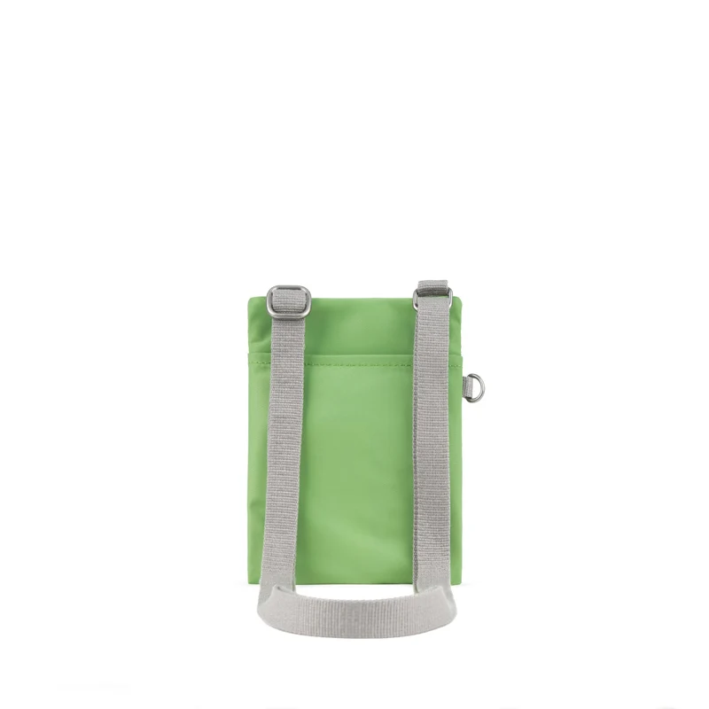 ROKA Chelsea Kiwi-Tasche aus recyceltem Nylon