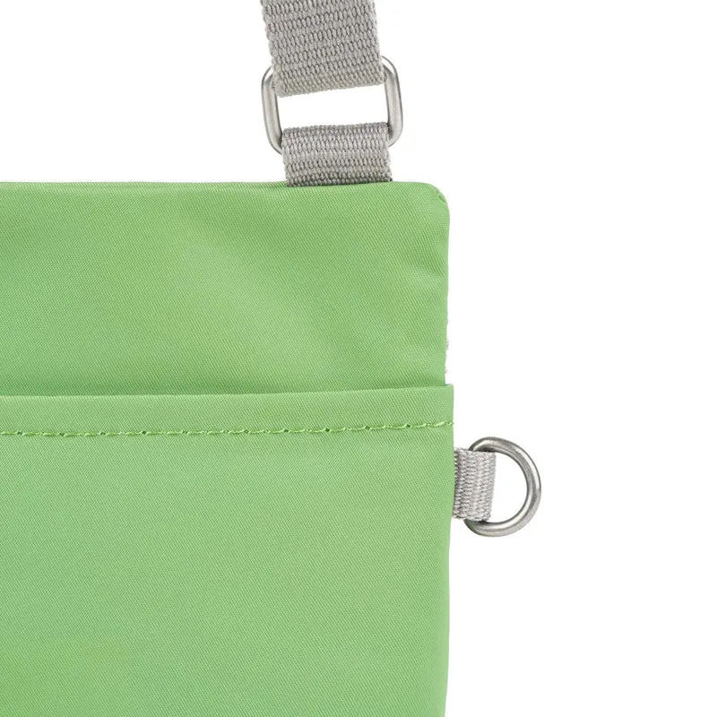 ROKA Chelsea Kiwi-Tasche aus recyceltem Nylon
