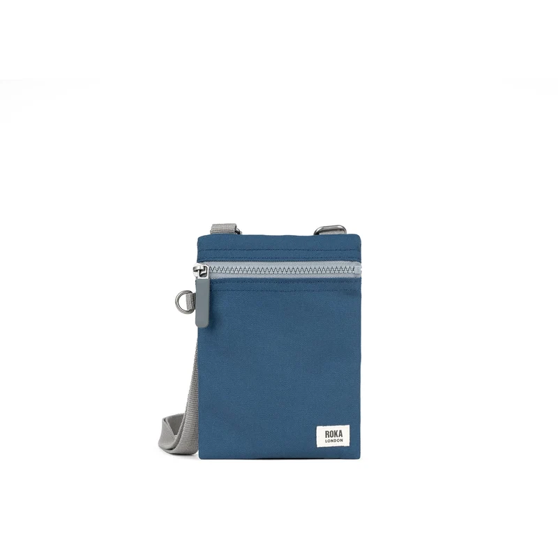 ROKA Chelsea Dunkelblaue Tasche aus recyceltem Canvas