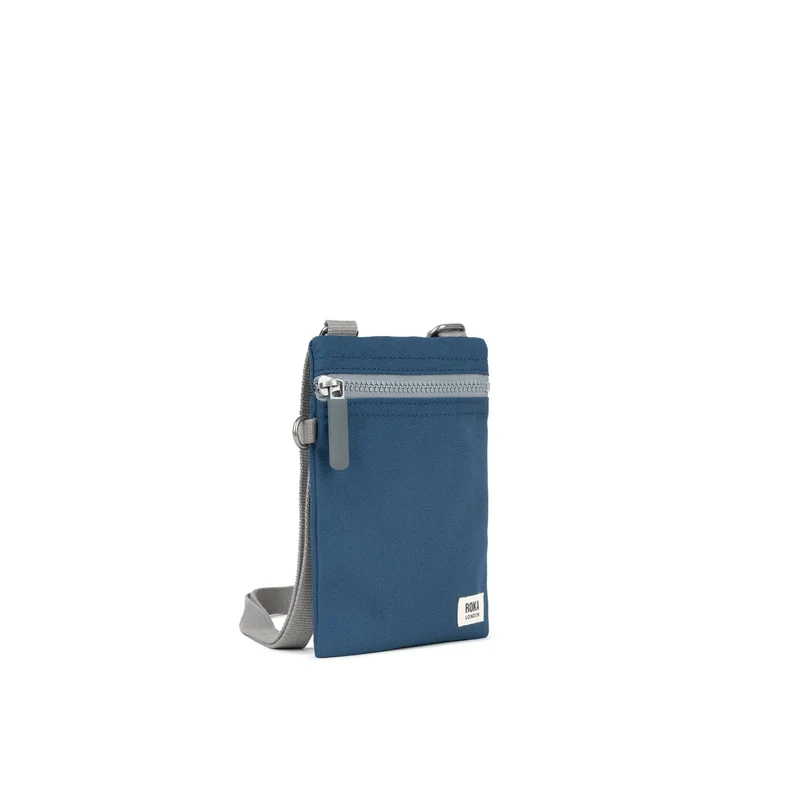 ROKA Chelsea Dunkelblaue Tasche aus recyceltem Canvas