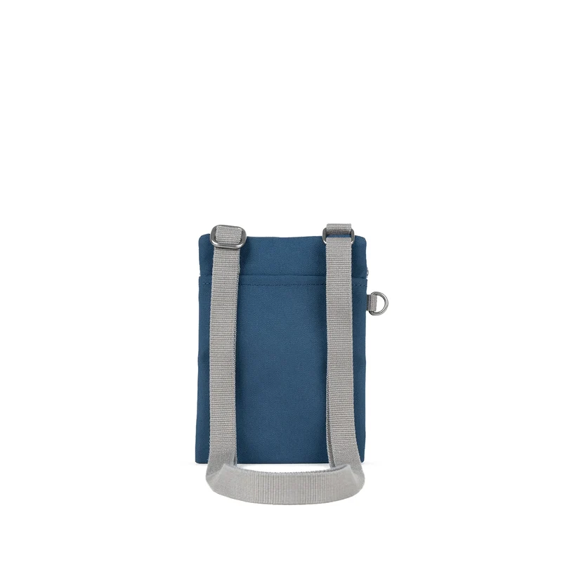 ROKA Chelsea Dunkelblaue Tasche aus recyceltem Canvas