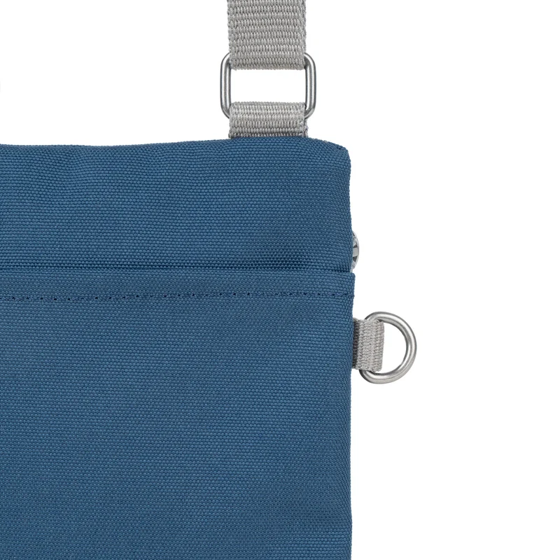 ROKA Chelsea Dunkelblaue Tasche aus recyceltem Canvas
