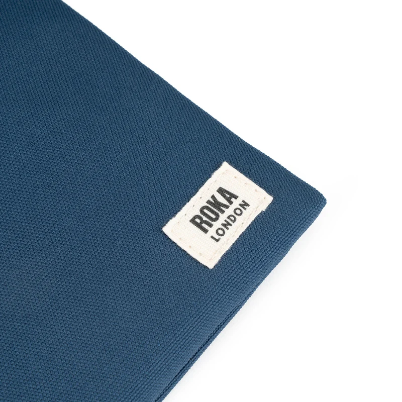 ROKA Chelsea Dunkelblaue Tasche aus recyceltem Canvas