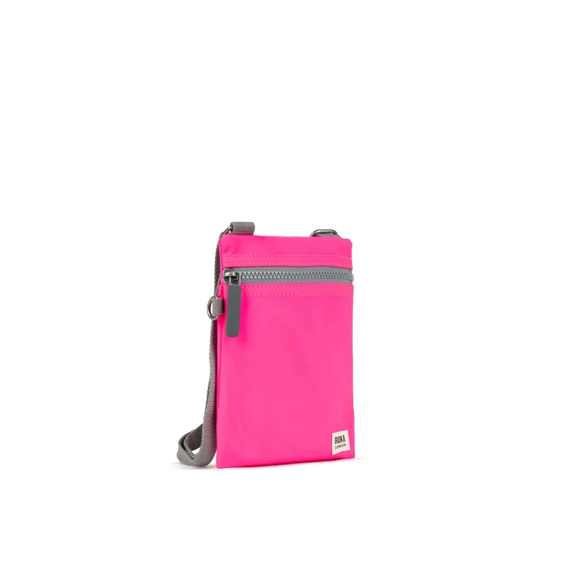 ROKA Chelsea Neonpinke Tasche aus recyceltem Nylon