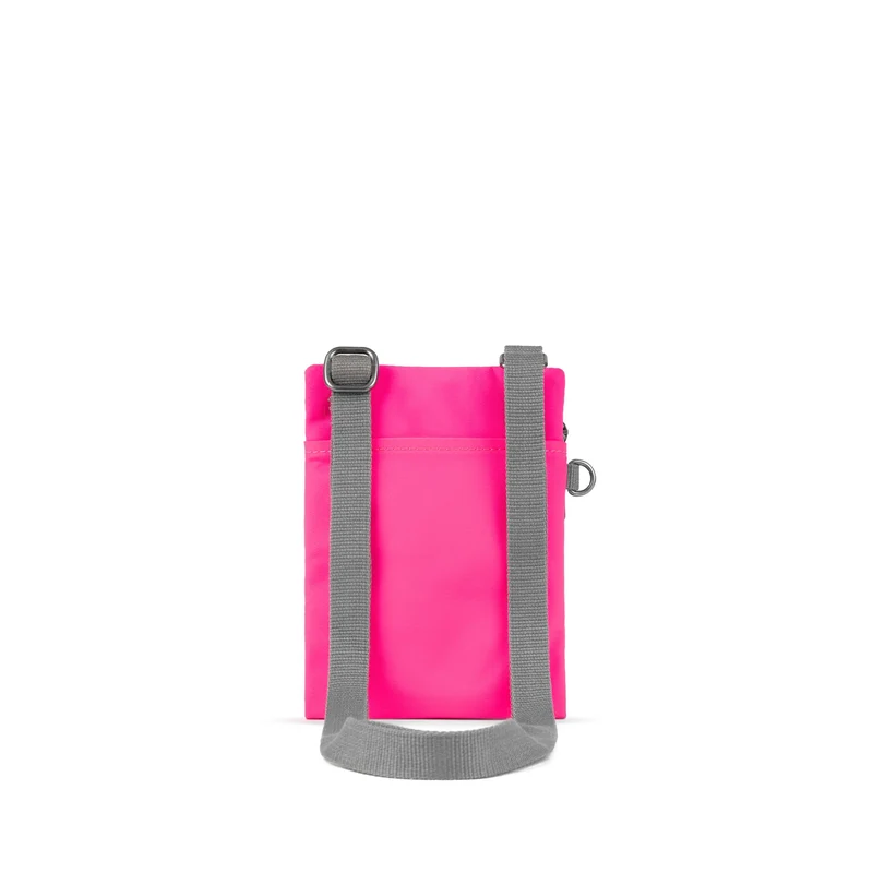 ROKA Chelsea Neonpinke Tasche aus recyceltem Nylon