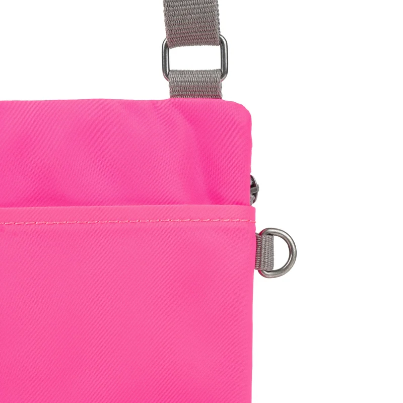 ROKA Chelsea Neonpinke Tasche aus recyceltem Nylon