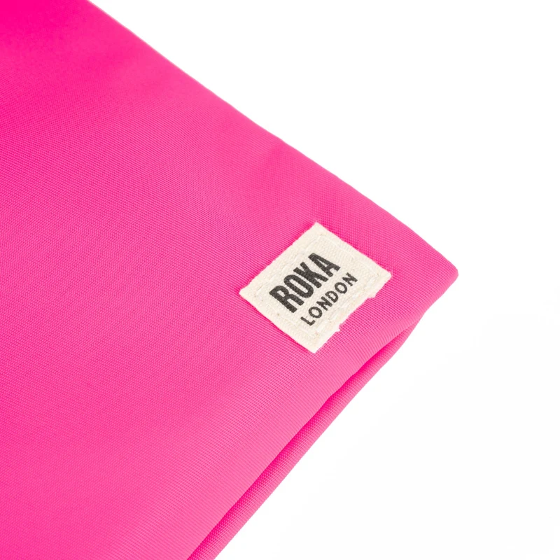 ROKA Chelsea Neonpinke Tasche aus recyceltem Nylon