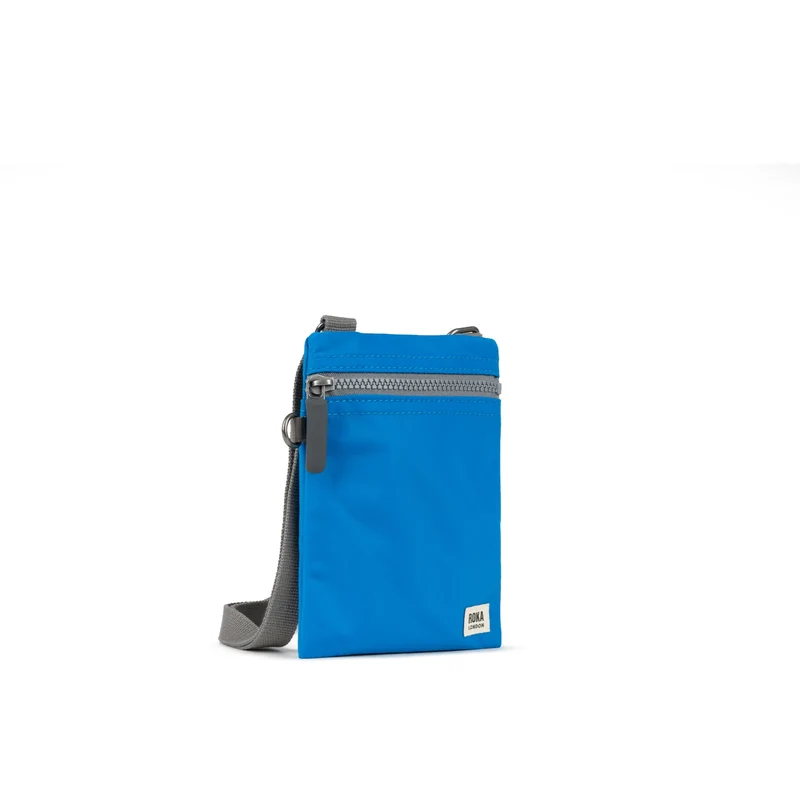 ROKA Chelsea Neonblaue Tasche aus recyceltem Nylon