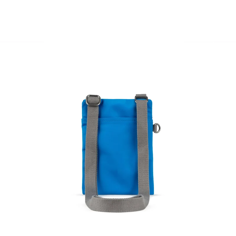 ROKA Chelsea Neonblaue Tasche aus recyceltem Nylon