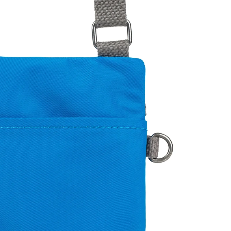 ROKA Chelsea Neonblaue Tasche aus recyceltem Nylon